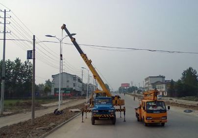 Czy słoneczna lampa uliczna jest nadal włączona w deszczowe dni?-风向标-4组-夏雨